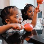 Two young preschoolers are having a blast learning French and singing during their virtual French classes for preschoolers.