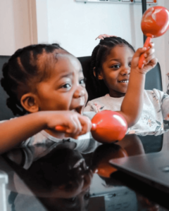 Two young preschoolers are having a blast learning French and singing during their virtual French classes for preschoolers.