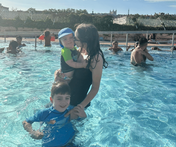 Madame Amy and her two sons enjoying a refreshing day at a Lyon aquatic park.